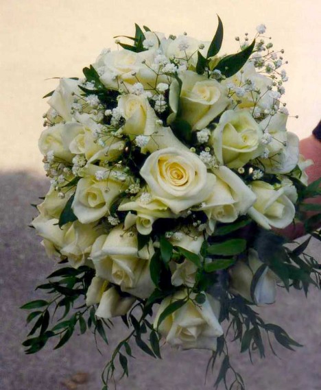 Bouquet da sposa con roselline bianche