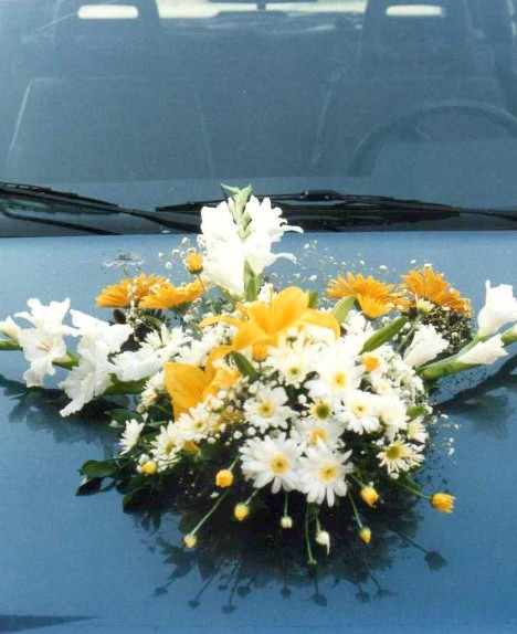 Composizione di fiori per decorare l'auto del giorno del matrimonio